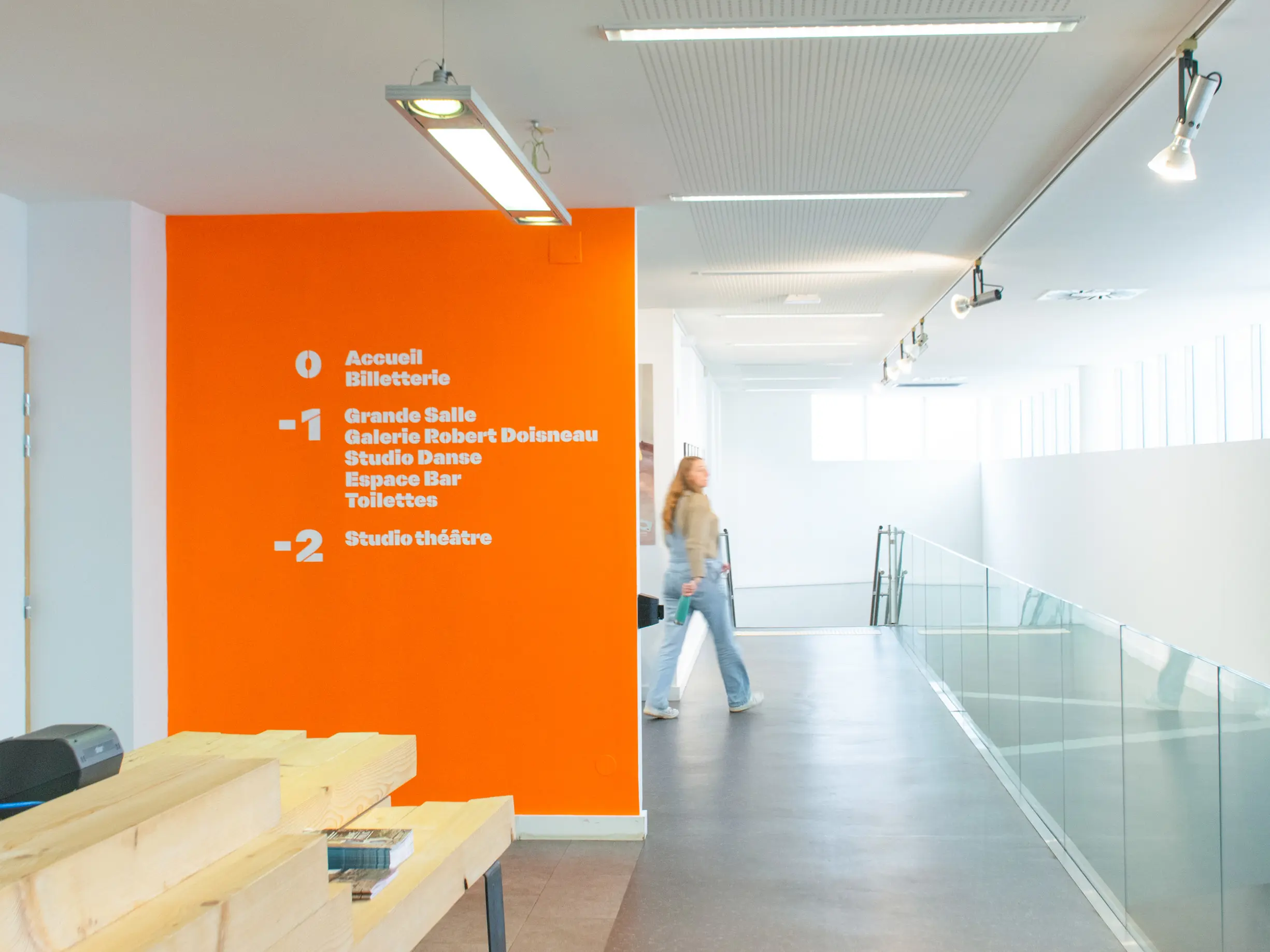 Signalétique du Centre Culturel André Malraux, scène nationale de Vandoeuvre, réalisée avec des pochoirs.