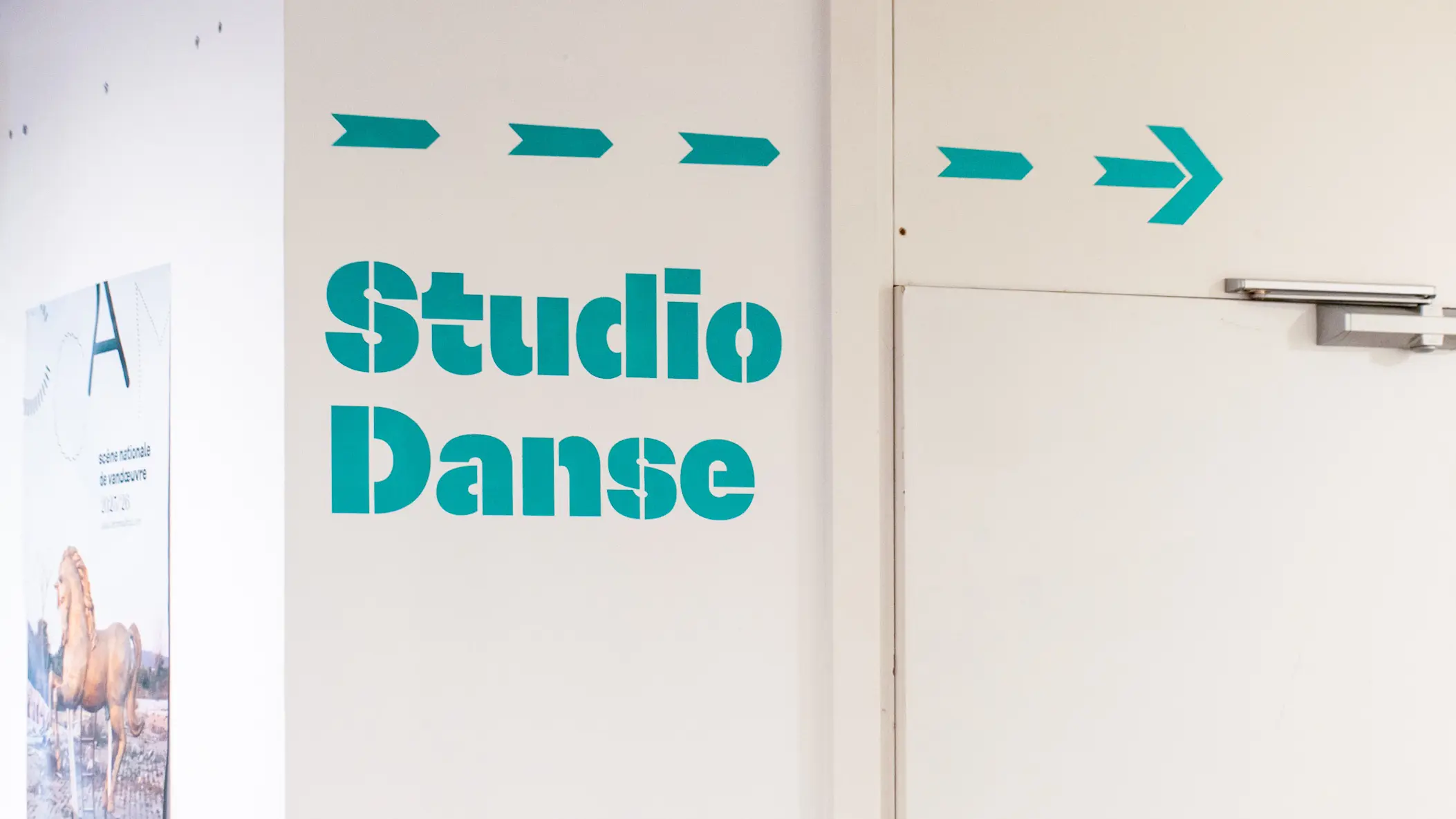 Signalétique du Centre Culturel André Malraux, scène nationale de Vandoeuvre, réalisée avec des pochoirs.