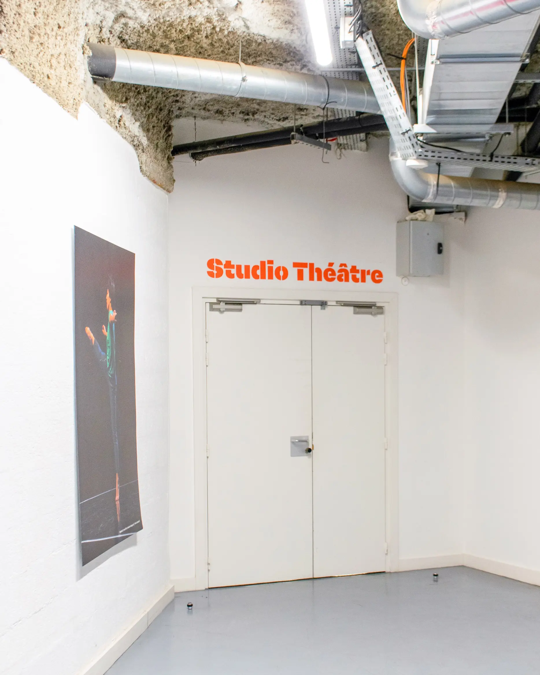 Signalétique du Centre Culturel André Malraux, scène nationale de Vandoeuvre, réalisée avec des pochoirs.