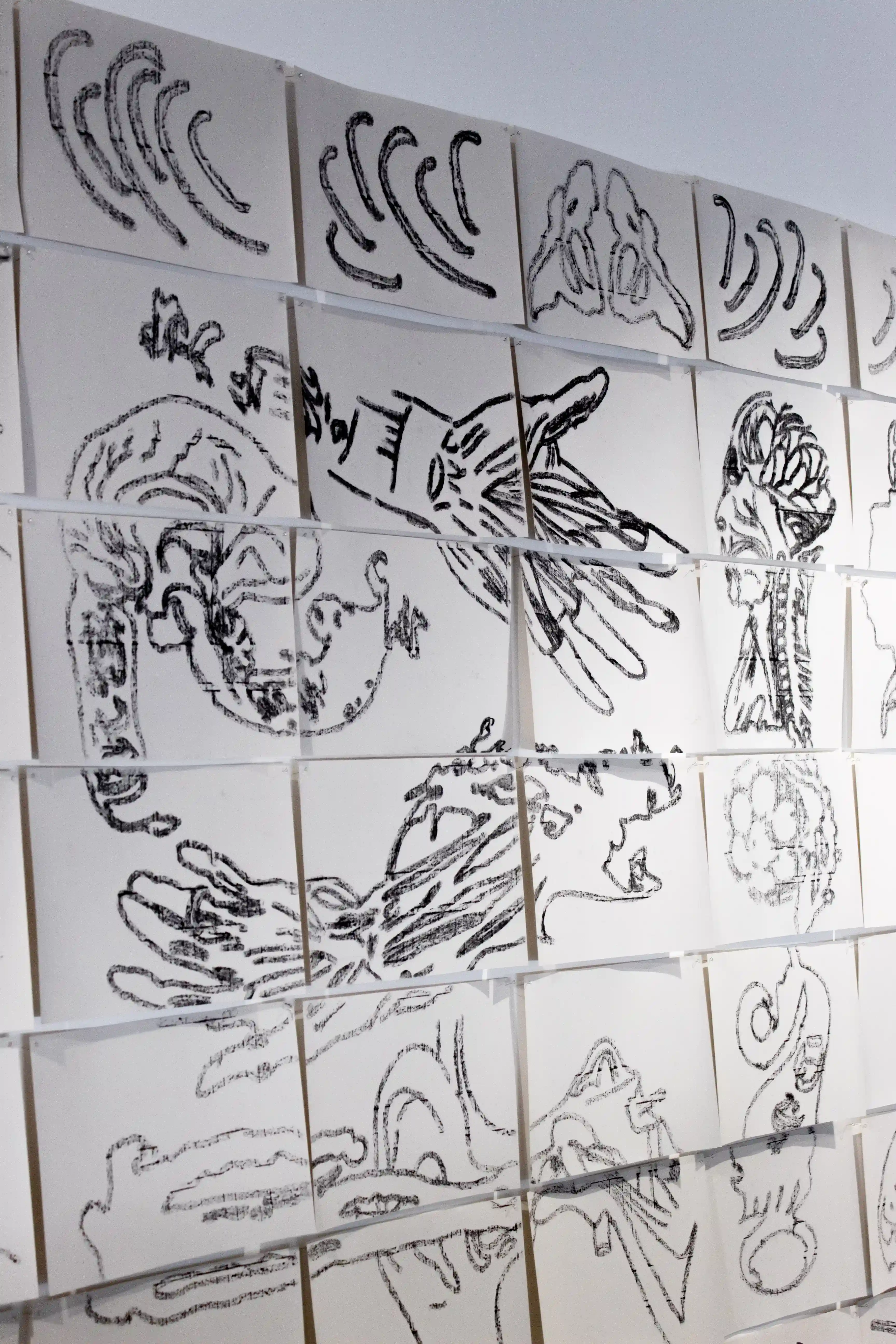 accrochage d'une fresque incarnant la fiction graphique