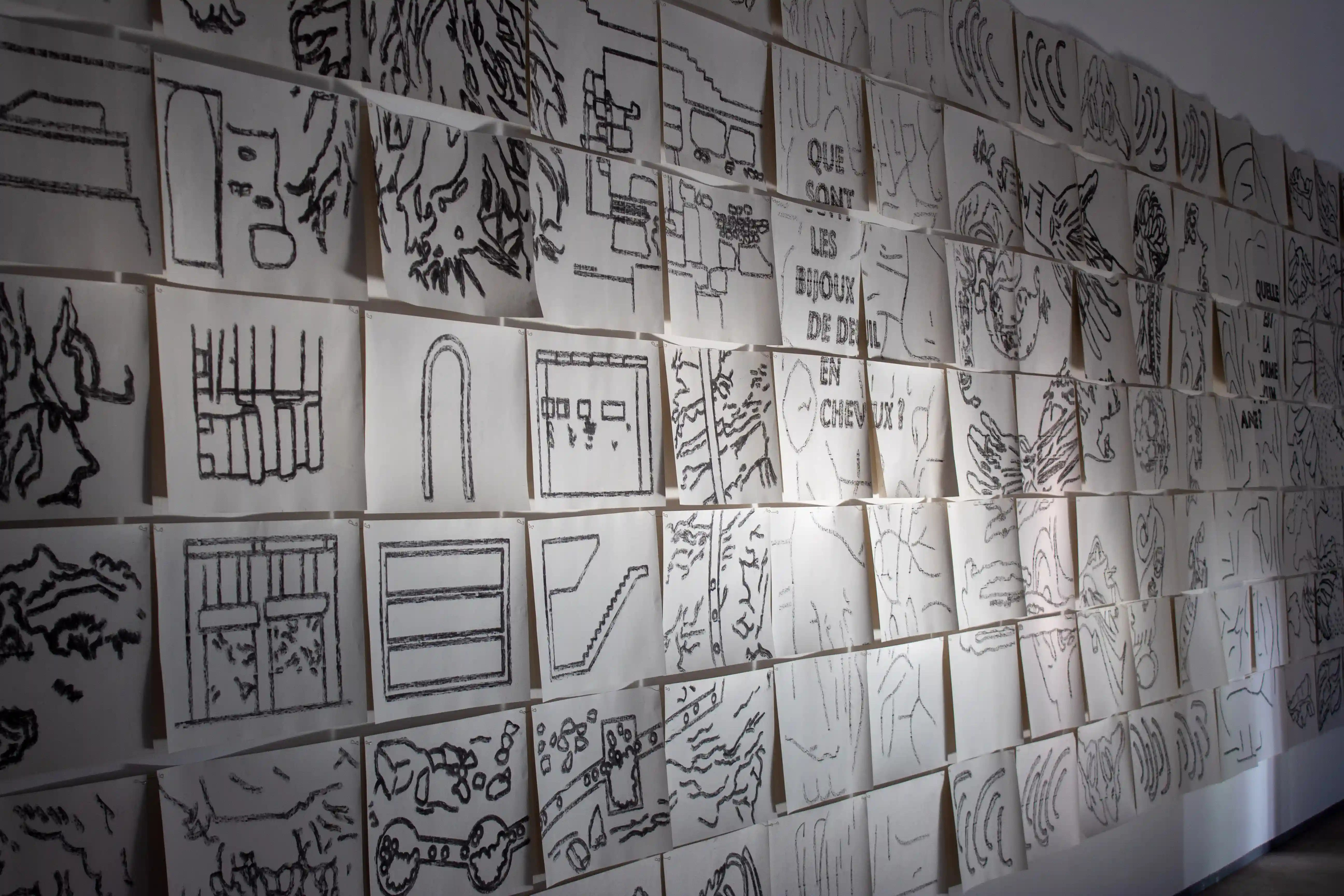 accrochage d'une fresque incarnant la fiction graphique